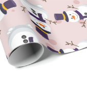 Niedlicher Schneemann mit Zylinder auf rosa Hinter Geschenkpapier (Rolleneckpunkt)