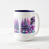 Niedlicher Schneemann umgeben von Weihnachtsbäumen Zweifarbige Tasse (VorderseiteRechts)