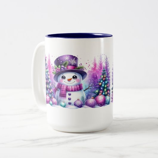 Niedlicher Schneemann umgeben von Weihnachtsbäumen Zweifarbige Tasse (Vorderseite Links)