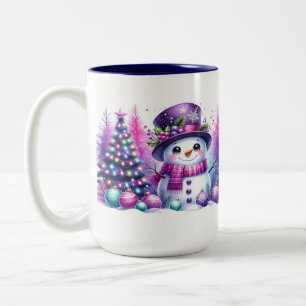 Niedlicher Schneemann umgeben von Weihnachtsbäumen Zweifarbige Tasse