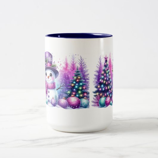 Niedlicher Schneemann umgeben von Weihnachtsbäumen Zweifarbige Tasse (Mittel)