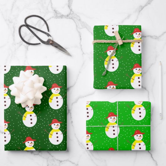 Niedlicher Schneemann und grüner Schnee Geschenkpapier Set (Vorderseite)