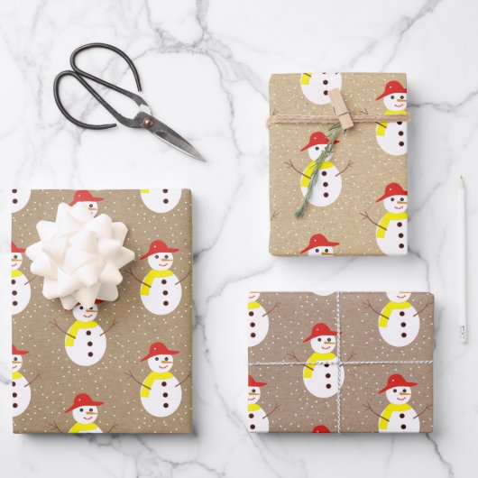 Niedlicher Schneemann und Schnee auf braunem beige Geschenkpapier Set (Vorderseite)