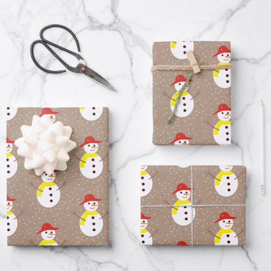 Niedlicher Schneemann und Schnee auf brauner Kraft Geschenkpapier Set (Vorderseite)