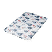 Niedlicher Schneemann und schneebedeckte Bäume fro Badematte (Schrägansicht)