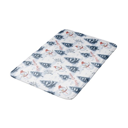 Niedlicher Schneemann und schneebedeckte Bäume fro Badematte (Schrägansicht)