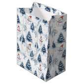 Niedlicher Schneemann und schneebedeckte Bäume fro Mittlere Geschenktüte (Vorderseite Schrägansicht)