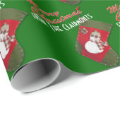 Niedlicher Schneemann zu Weihnachten Strumpf über  Geschenkpapier (Rolleneckpunkt)