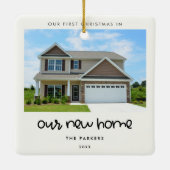 Niedlicher Schriftart Erste Weihnachten in unserer Keramikornament (Rückseite)