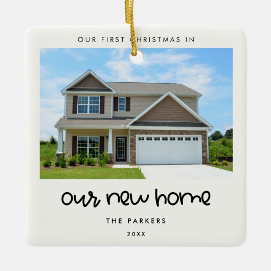 Niedlicher Schriftart Erste Weihnachten in unserer Keramikornament (Vorderseite)