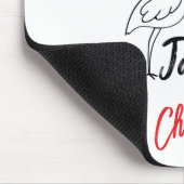 Niedlicher Schwan, der ein frisches Baby trägt Mousepad (Ecke)