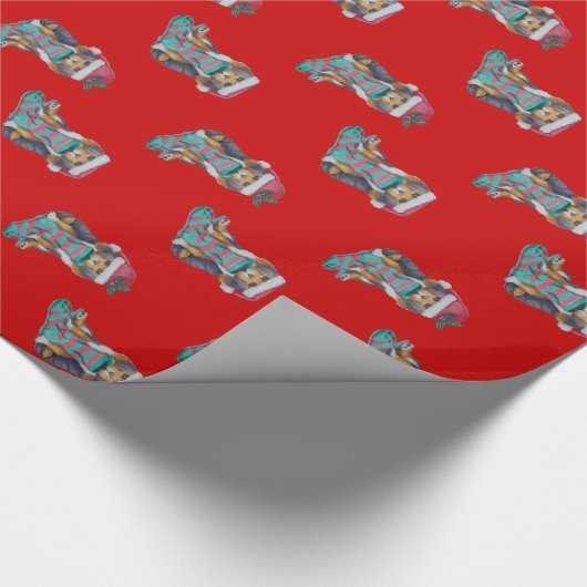 niedlicher, schwarz-brauner Welpe mit Weihnachtswe Geschenkpapier (Ecke)