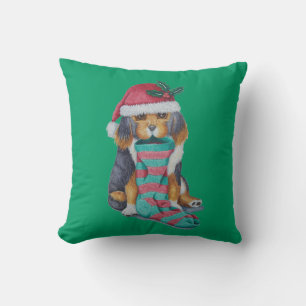 niedlicher, schwarz-brauner Welpe mit Weihnachtswe Kissen