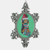niedlicher, schwarz-brauner Welpe, zu Weihnachten Schneeflocken Zinn-Ornament (Links)