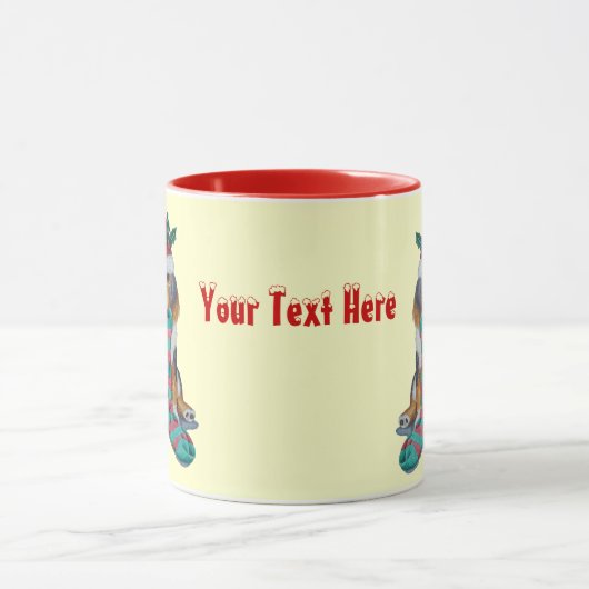 niedlicher, schwarz-brauner Welpe, zu Weihnachten  Tasse (Zentrum)