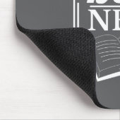 Niedlicher Schwarz-weißer Nerd Bookworm Mousepad (Ecke)