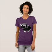 Niedlicher schwarze Schaf-Cartoon T-Shirt (Vorne ganz)