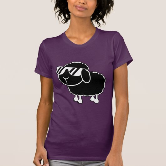 Niedlicher schwarze Schaf-Cartoon T-Shirt (Vorderseite)