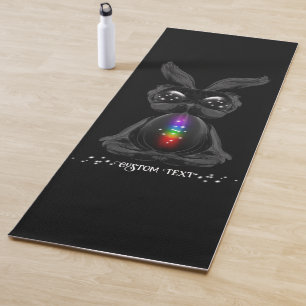 Niedlicher Schwarzer Bunny mit Chakra Rainbow Soul Yogamatte
