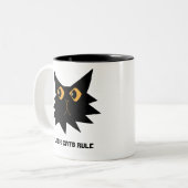 Niedlicher Schwarzer Cartoon Katze mit Text. Zweifarbige Tasse (Vorderseite Links)