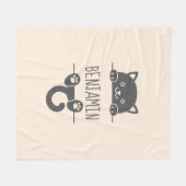 Niedlicher Schwarzer Cat Peeking hinter Individuel Fleecedecke (Vorderseite (Horizontal))