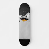 Niedlicher Schwarzer Grauer Angry Pinguin Skateboard (Vorne)