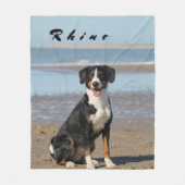 Niedlicher Schwarzer Hund am Strand Fleecedecke (Vorderseite)