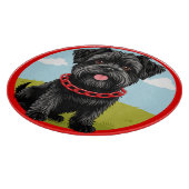 Niedlicher schwarzer Hund mit rotem Kollar im Cart Schneidebrett (Ecke)