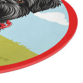 Niedlicher schwarzer Hund mit rotem Kollar im Cart Schneidebrett (Ecke)