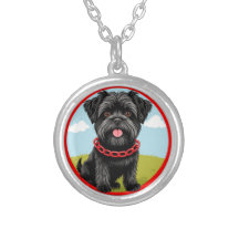 Niedlicher schwarzer Hund mit rotem Kollar im Cart