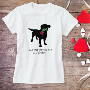 Niedlicher schwarzer Labradorvalentine-Hund, der T-Shirt