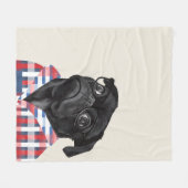 Niedlicher Schwarzer Mops Hund mit Brille und Karo Fleecedecke (Vorderseite (Horizontal))