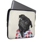 Niedlicher Schwarzer Mops Hund mit Brille und Karo Laptopschutzhülle (Vorne Rechts)