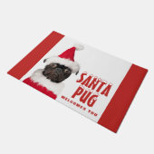 Niedlicher Schwarzer Mops in der Weihnachtsmannmüt Fußmatte (Schrägansicht)