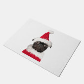 Niedlicher Schwarzer Mops in der Weihnachtsmannmüt Fußmatte (Schrägansicht)