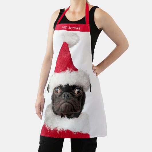 Niedlicher Schwarzer Mops in der Weihnachtsmannmüt Schürze (InSitu)