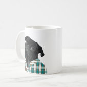 Niedlicher schwarzer Mops mit Brille Kaffeetasse (Vorderseite Links)