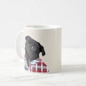 Niedlicher Schwarzer Mops mit Brille und Shirt Kaffeetasse (Vorderseite Links)