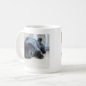 Niedlicher Schwarzer Mops Schlafen Kaffeetasse (Vorderseite Links)