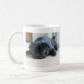 Niedlicher Schwarzer Mops Schlafen Kaffeetasse (Links)
