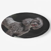 Niedlicher schwarzer Poodle Hund Kopf lächeln Pappteller (Schrägansicht)