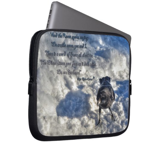 Niedlicher Schwarzer Rabe im Schnee-Foto Laptopschutzhülle (Vorne Rechts)