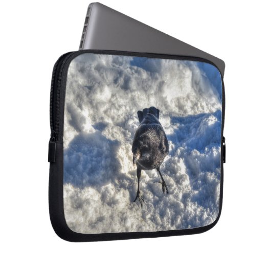 Niedlicher Schwarzer Rabe im Schnee-Foto Laptopschutzhülle (Vorne Rechts)