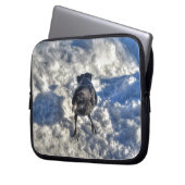 Niedlicher Schwarzer Rabe im Schnee-Foto Laptopschutzhülle (Vorderseite Links)