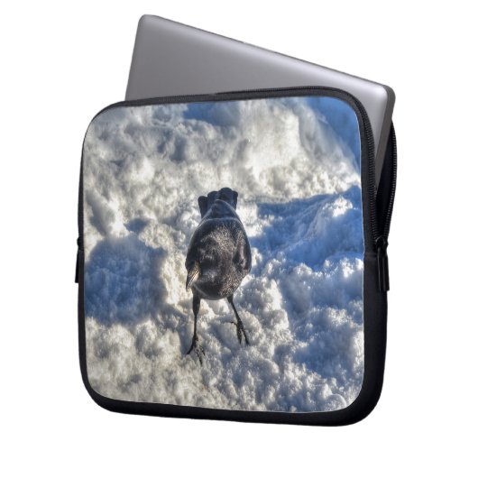 Niedlicher Schwarzer Rabe im Schnee-Foto Laptopschutzhülle (Vorderseite Links)