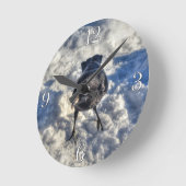 Niedlicher Schwarzer Rabe im Schnee-Foto Runde Wanduhr (Winkel)