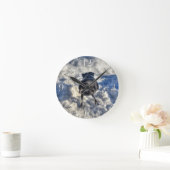 Niedlicher Schwarzer Rabe im Schnee-Foto Runde Wanduhr (Zuhause)