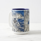 Niedlicher Schwarzer Rabe im Schnee-Foto Zweifarbige Tasse (Vorderseite Links)