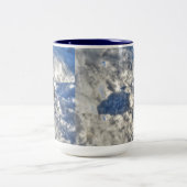 Niedlicher Schwarzer Rabe im Schnee-Foto Zweifarbige Tasse (Mittel)