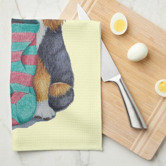 niedlicher schwarzer und tan Welpe mit Küchentuch (Viertel Falte)